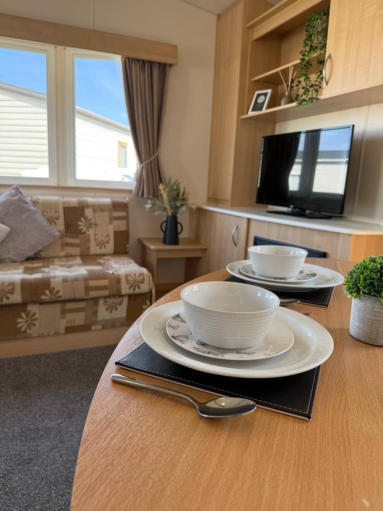 Cheap cosy 2-bedroom caravan with decking. 