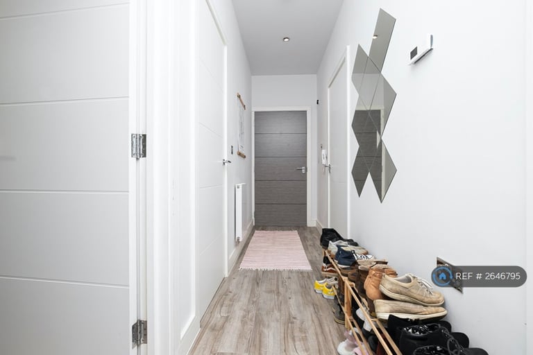 2 bedroom flat in Lawton Green, Loughton, IG10 (2 bed) (#2646795)