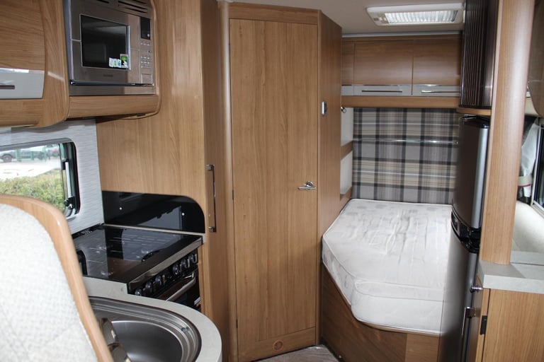 2016 "16" Plate Auto Trail Tracker FB Luxury 6 Berth Motorhome, Fixed Rear Bed