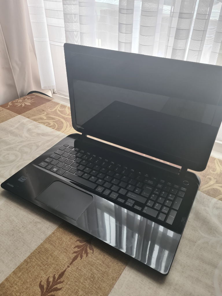 Toshiba Dynabook L50B-1P1 Laptop