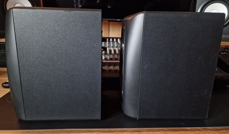 KRK Rokit 5 RPG2 Studio Monitor Speakers Pair + Speaker Stands