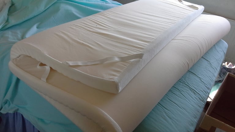 Mattress foam topping (memory foam ?) King sized - free to collect.