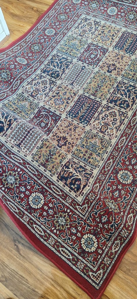 Egyptian style rug in good condition from free pets and smoke home 