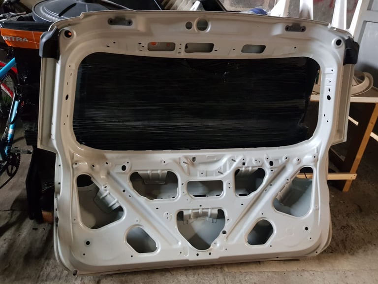 image for Toyota estima hybrid tail gate 