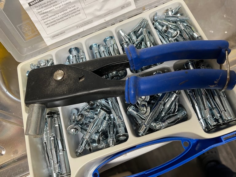 Hollow wall anchor kit