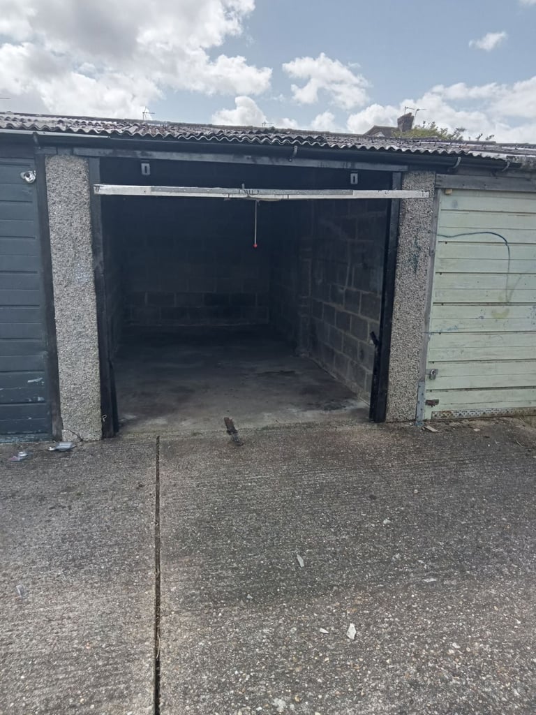 DRY SECURE GARAGE TO RENT LET STORAGE IN GRAVESEND KENT BEHIND A SECURITY POST 