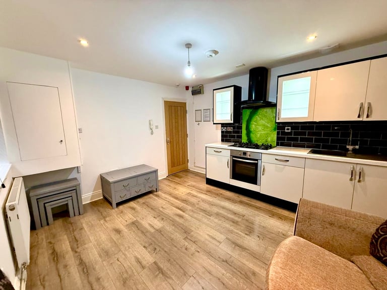 2 bedrooms flat ( CF116AH )