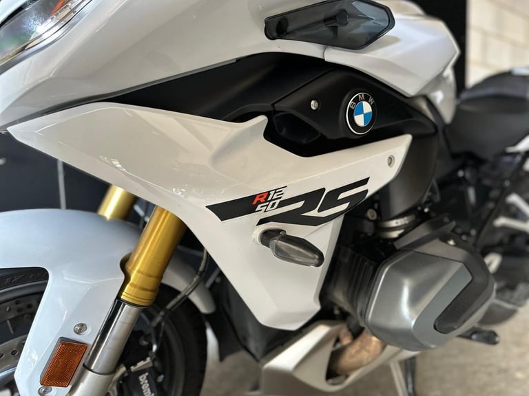 Stunning 2023/23 BMW R1250 RS SE in White with GR MOTO Exhaust and Panniers