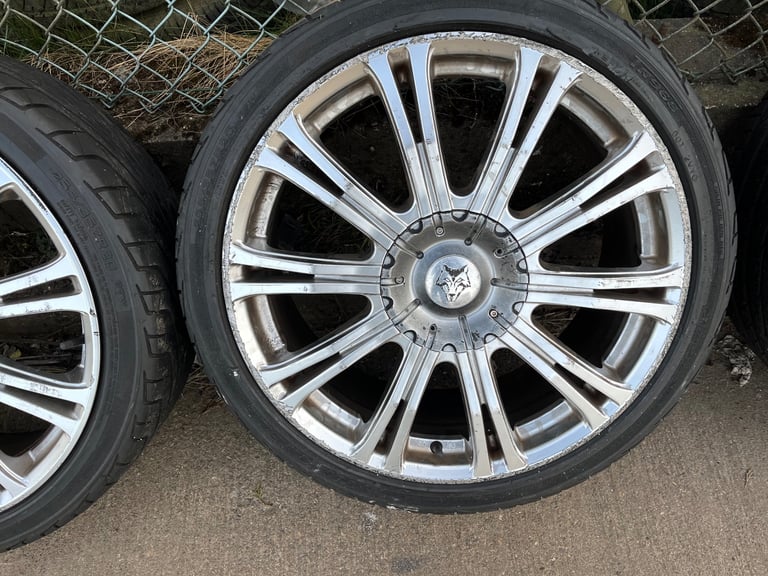 20” Alloy wheels with 255/35 ZR20 tyres.