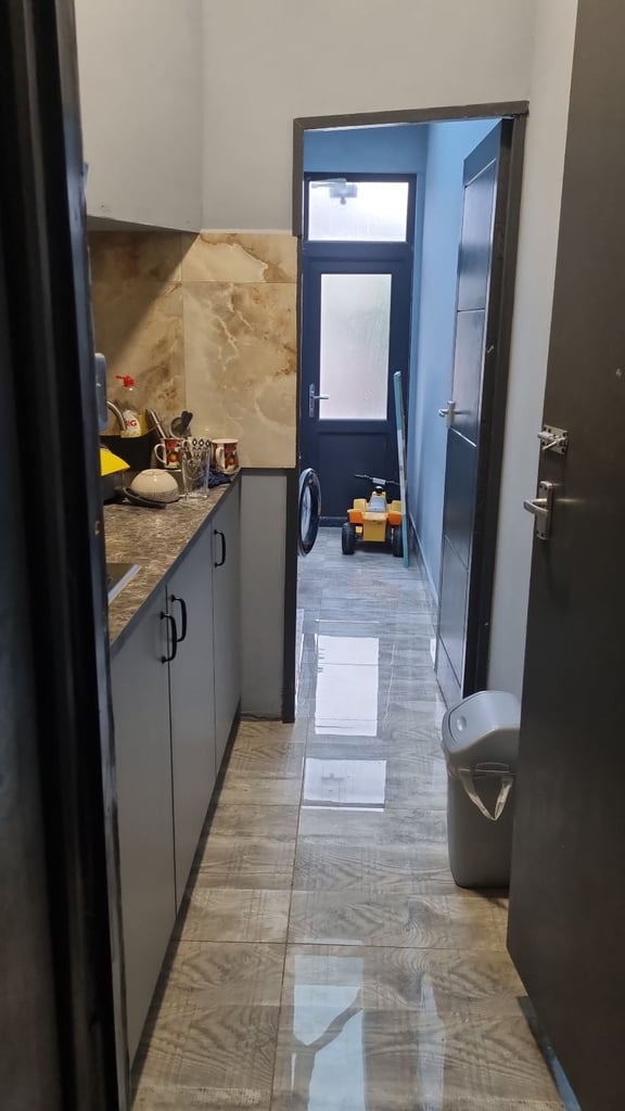 Good size double room wit separate toilet/kitchen/sitting room available in RM1 