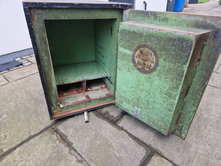 Old safe - no key