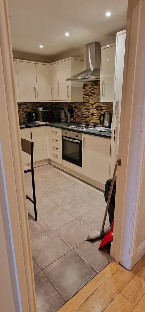 Lovely Double Room Recently within flat share in Holyrood, City Centre