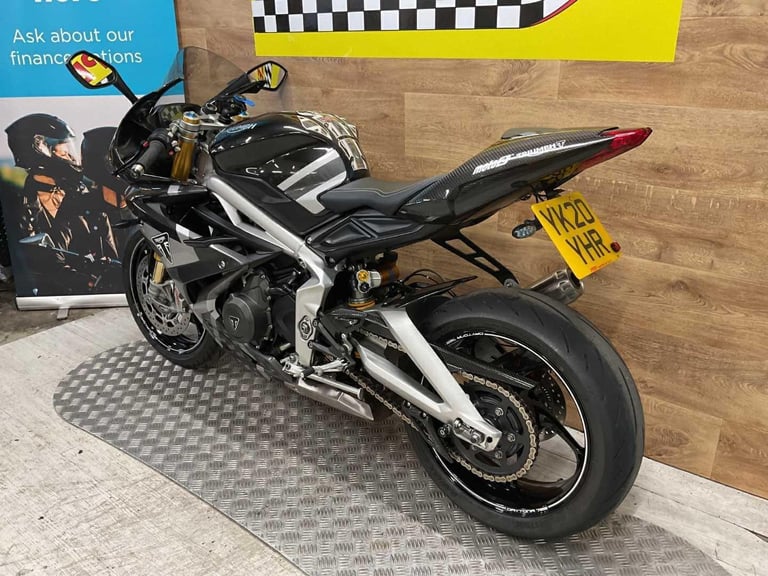 TRIUMPH DAYTONA MOTO2 765