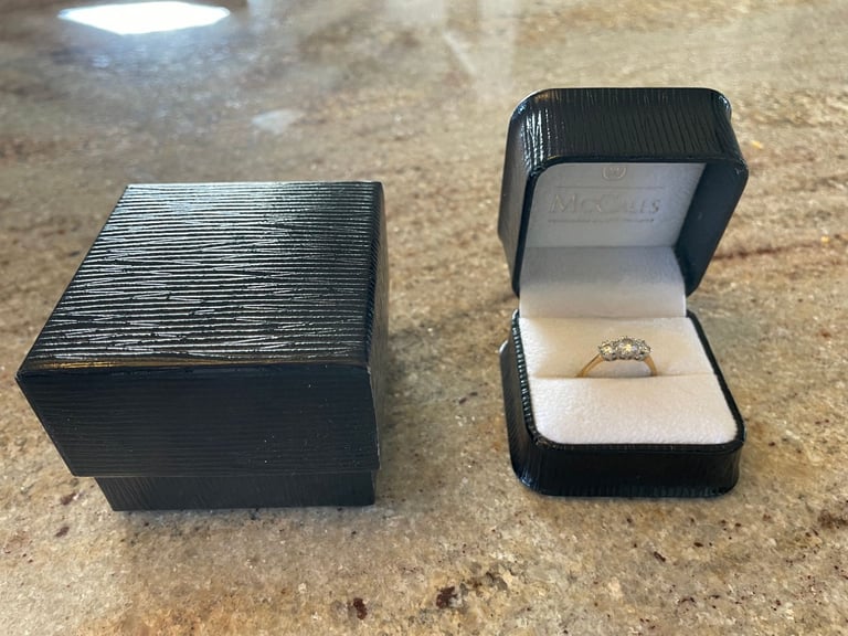 3 stone 0.9ct traditional engagement ring (real diamonds GIA Approved comes with documents)