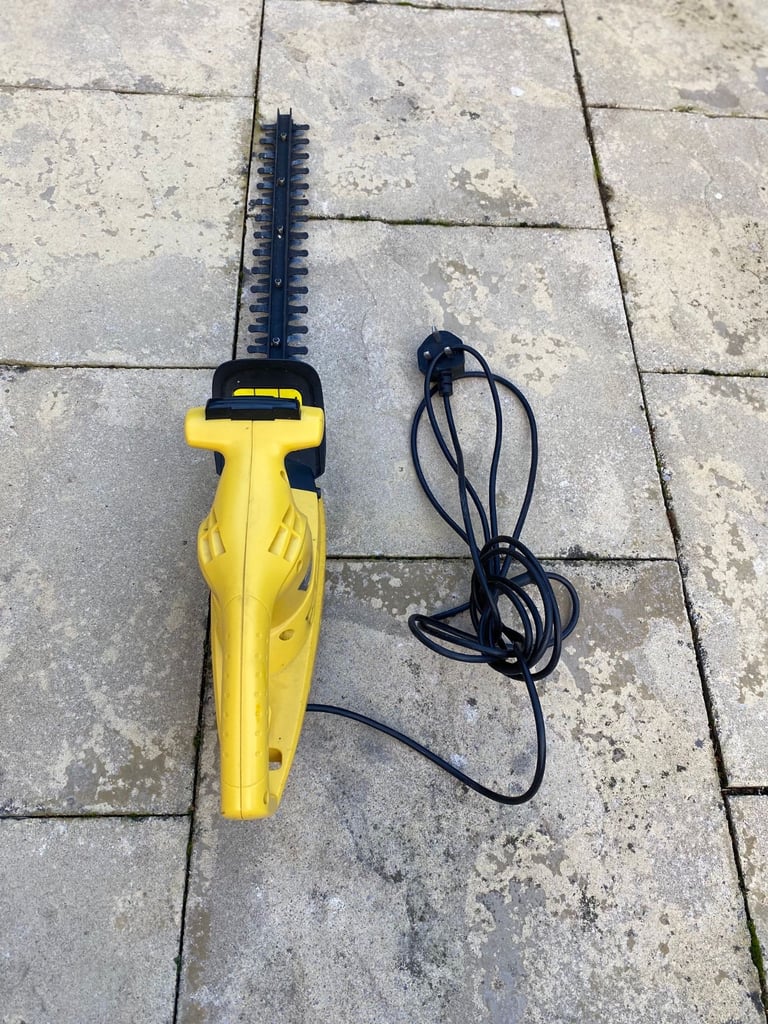Electronic hedge trimmer