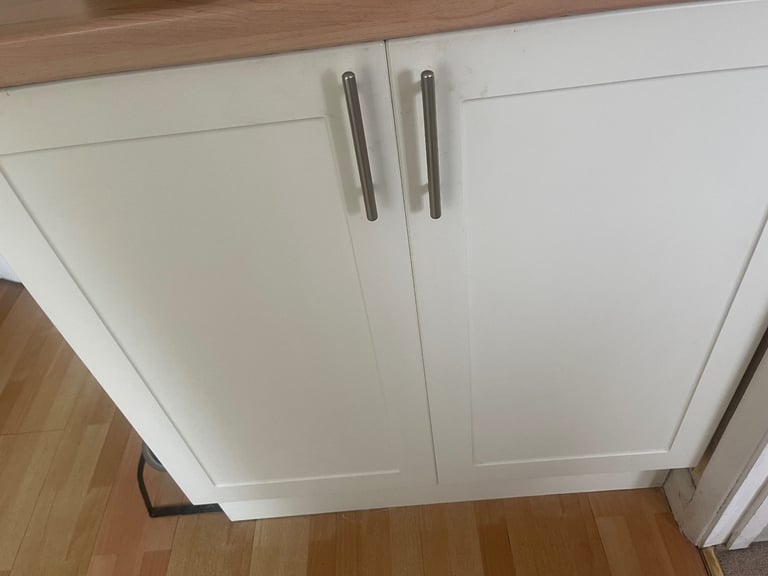Kitchen cupboard doors with handles