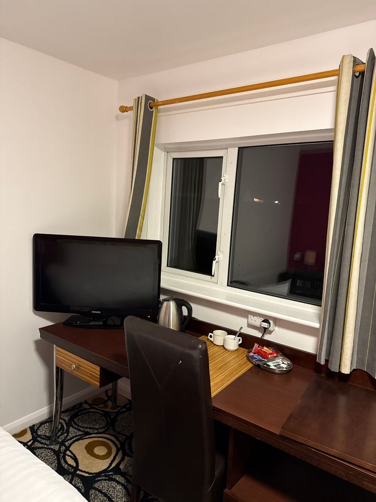 Private En-Suite Room – Flexible Tenancy – Furnished with Desk, TV & Freezer – Free Parking