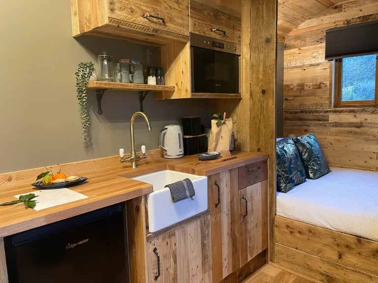 Shepherd's Huts - Four Seasons 