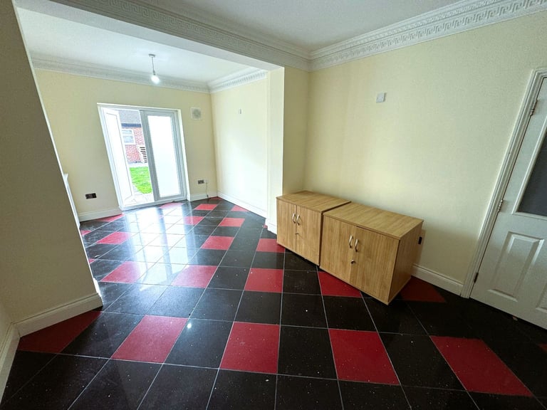 6/7 BED HOUSE ILFORD £3500 PCM