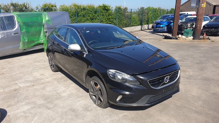 **For breaking** Volvo V40 R-Design, 2.0 diesel 6 speed (2016).