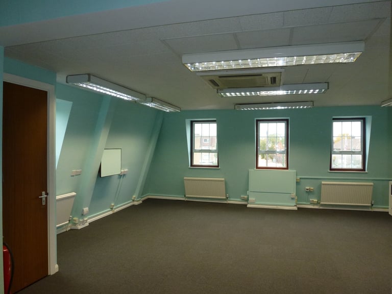 Office space to let 90sqm/300sqft, room for 8 desks comfortably