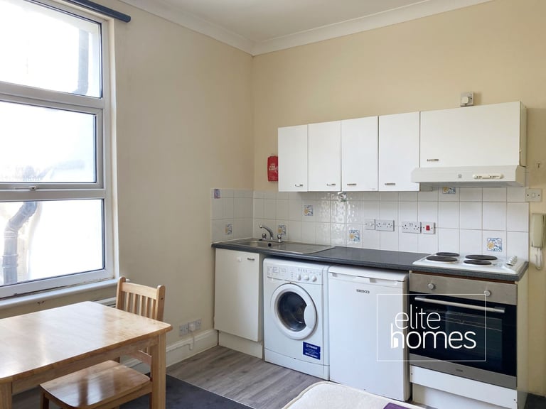 Large first floor rear self-contained Studio Flat in Archway, N19.