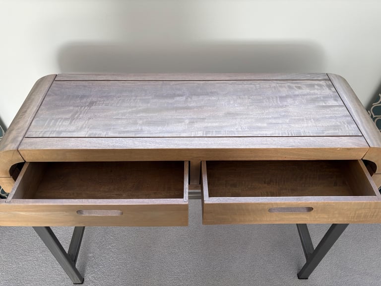 Console Table in good as new condition 