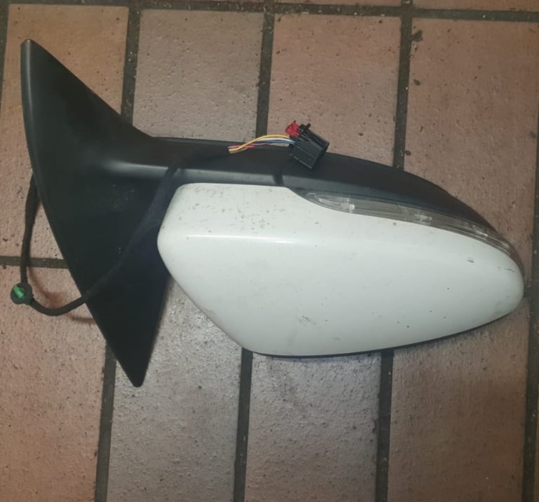 VW Passat CC Right Side Wing Mirror White 2011