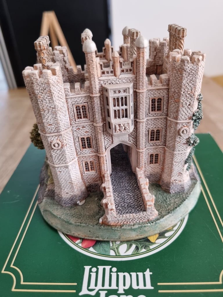 image for Collectable Lilliput Lane Hampton Court Palace 