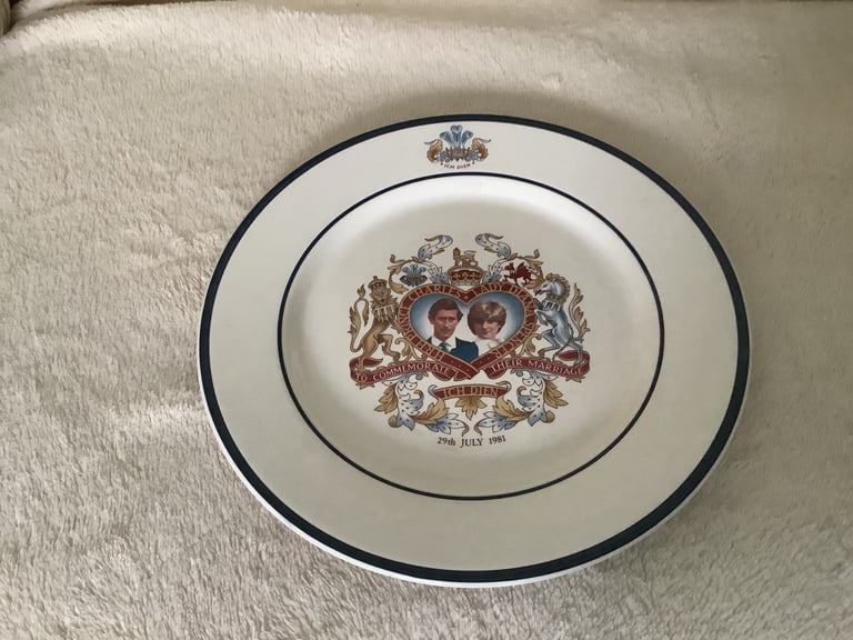 VINTAGE CHARLES AND DIANA COMMEMORATIVE PLATE 1981