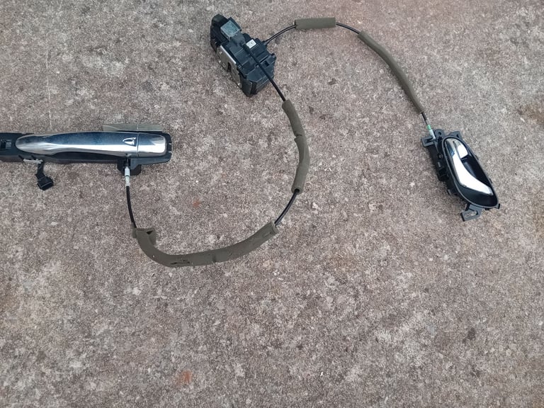 Nissan xtrail door mechanism. Passenger side