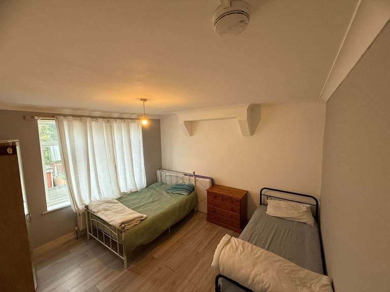 Double room for rent, redbridge station