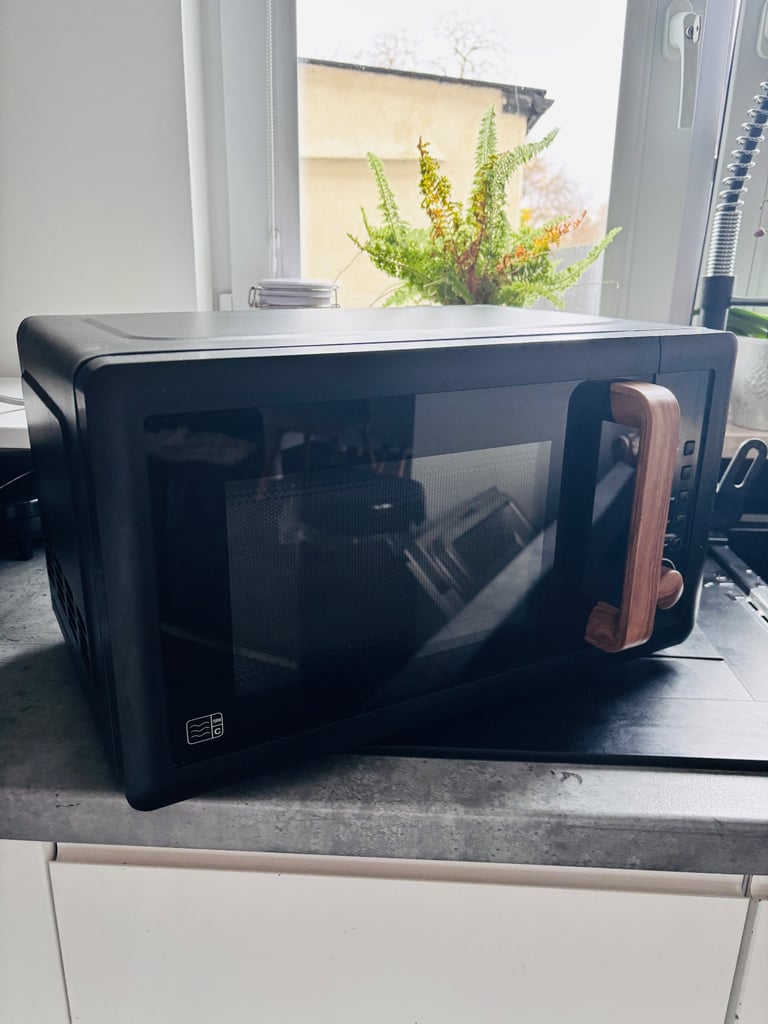 Black , fully working microwave 