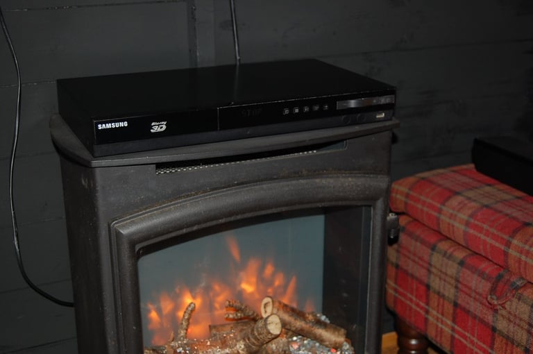 SAMSUNG Blu Ray 5.1 Dolby Surround SYSTEM SKYFALL 007 with 32 inch TV FREE delivery
