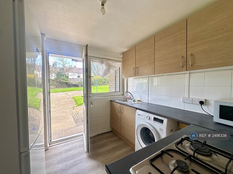 2 bedroom flat in Britton Street, Gillingham, ME7 (2 bed) (#2491338)