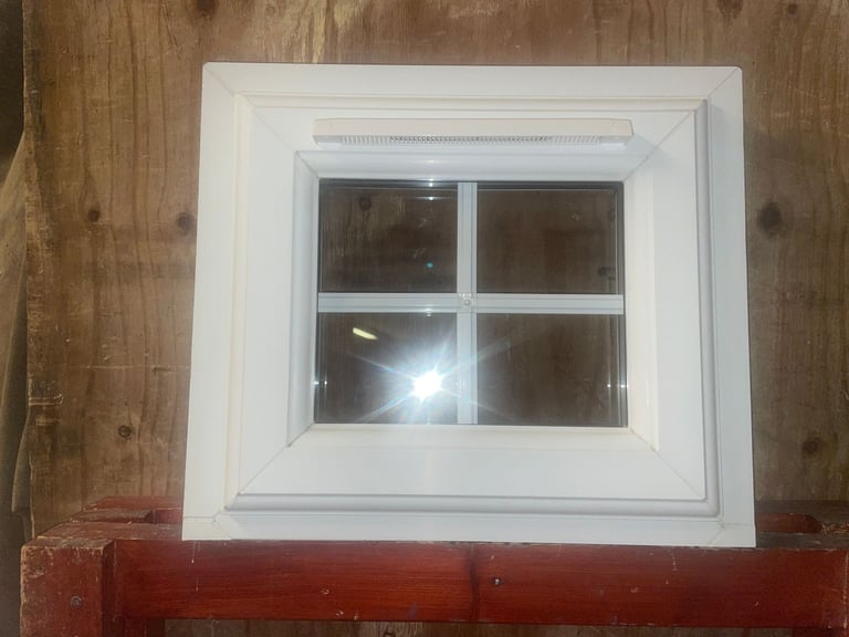 H 36.5 x W 47 cm - BEAUTIFUL SMALL GEORGIAN UPVC DOUBLE GLAZED WINDOW - CLEAR THERMAL (REF: SJ462)