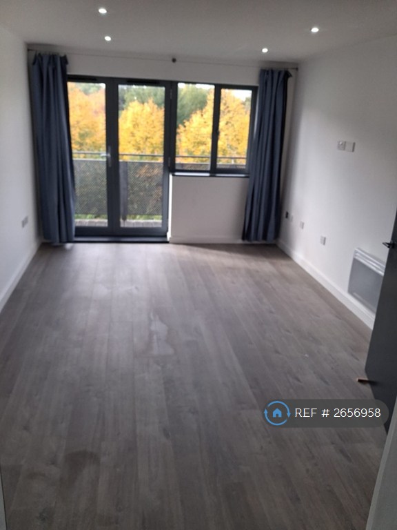1 bedroom flat in Aqua House, London, NW10 (1 bed) (#2656958)