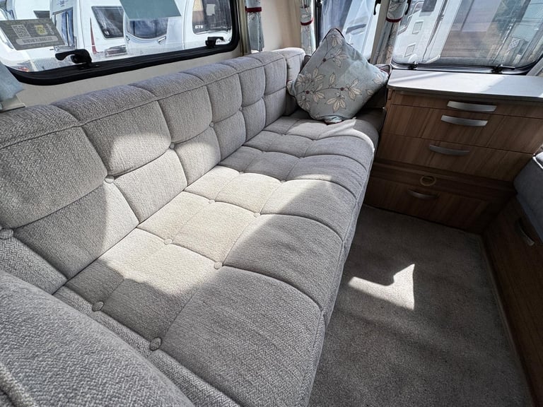 LUNAR QUASAR 462 2019 MODEL 2 BERTH REAR WASHROOM TOURING CARAVAN