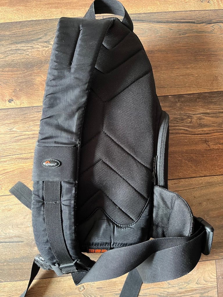  Lowepro Slingshot 100 AW camera bag -  Black - sling bag - fits DSLR