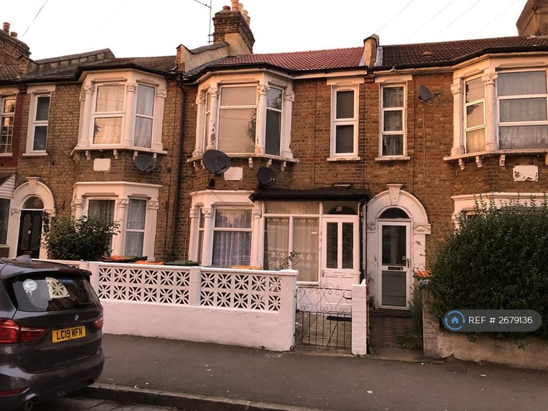2 bedroom flat in Manor Park, London, E12 (2 bed) (#2679136)