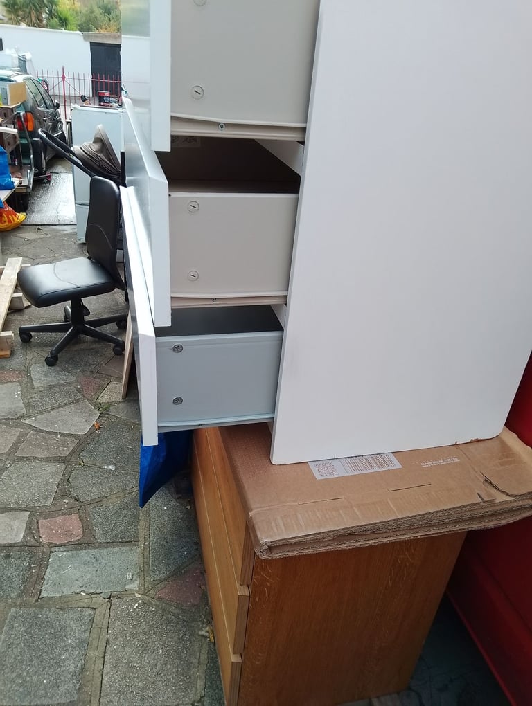 Chest of 3 large deep white drawers in very good condition allround 