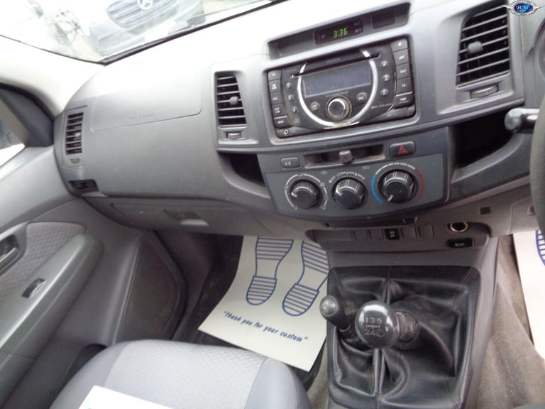 TOYOTA HILUX 2.5 D-4D HL2 White Manual Diesel 2012