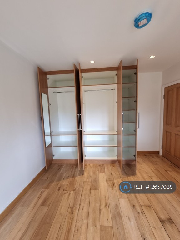 3 bedroom flat in The Ridgeway, London, W3 (3 bed) (#2657038)