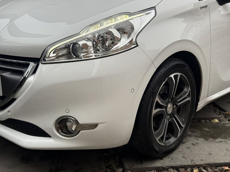 2013 Peugeot 208 1.2 VTi Intuitive Hatchback 5dr Petrol Manual Euro 5 (82 ps) Hatchback Petrol Ma...