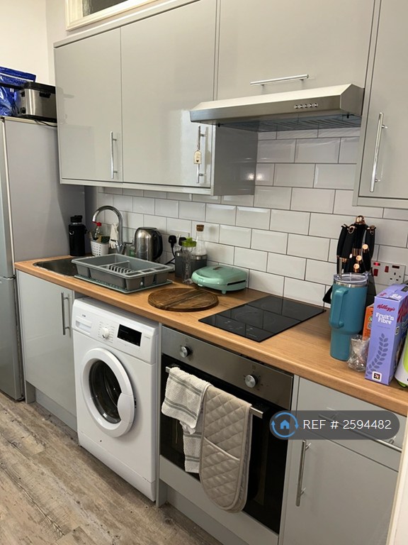 1 bedroom flat in Somers Road, Southsea, PO5 (1 bed) (#2594482)