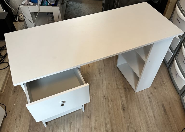 USED WHITE OFFICE/COMPUTER DESK 120x49CM