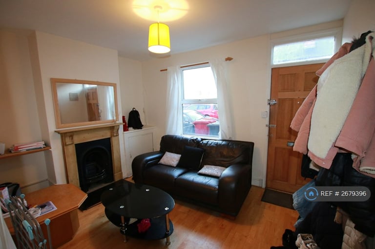 3 bedroom house in Blenheim Gardens, Reading, RG1 (3 bed) (#2679396)