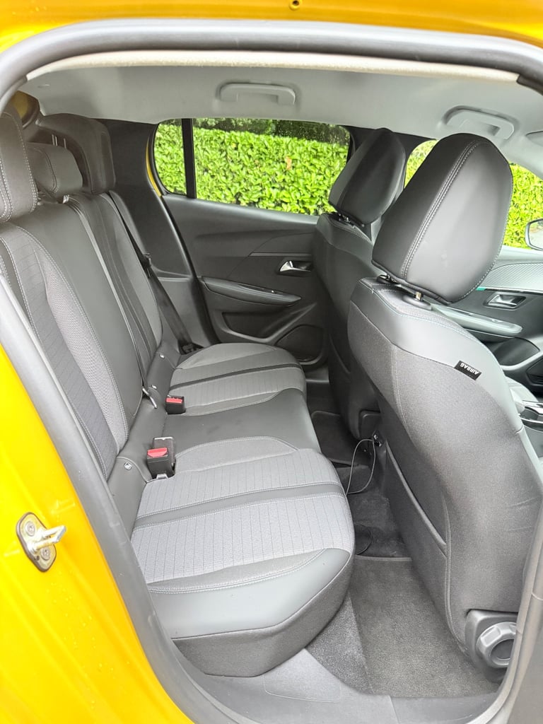 Peugeot 208 Allure Premium + 2023