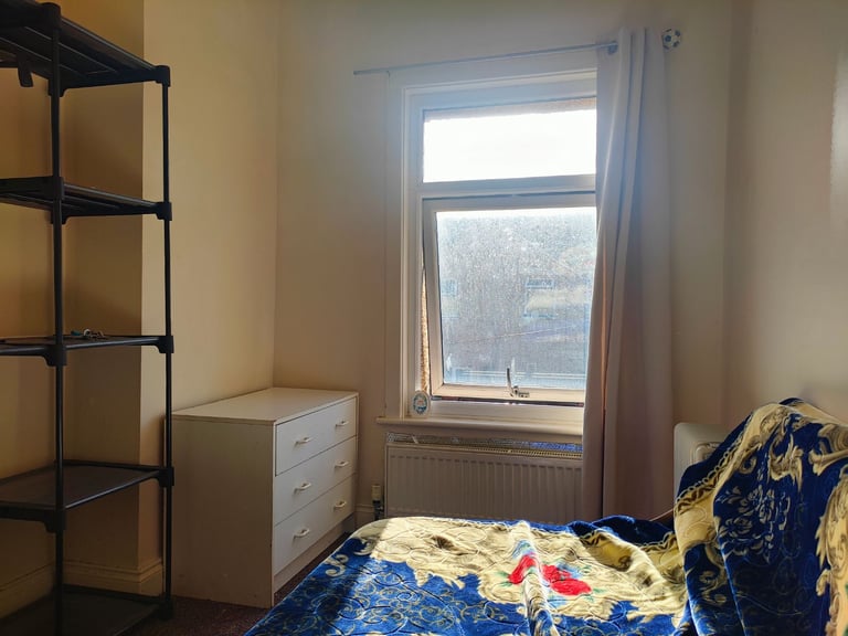 Single (Bedsit) and Double rooms to share on cal-de-sec quiet street 7 mins walk to train station