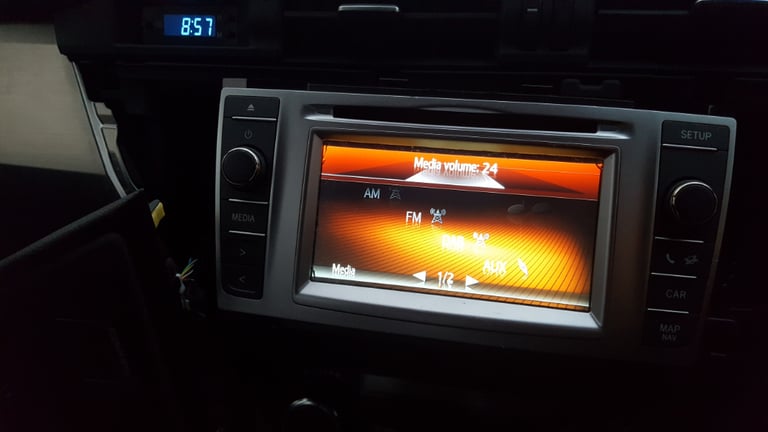 TOYOTA Auris/Yaris 2014-15 Radio/CD/GPS SYSTEM in full working order using buttons